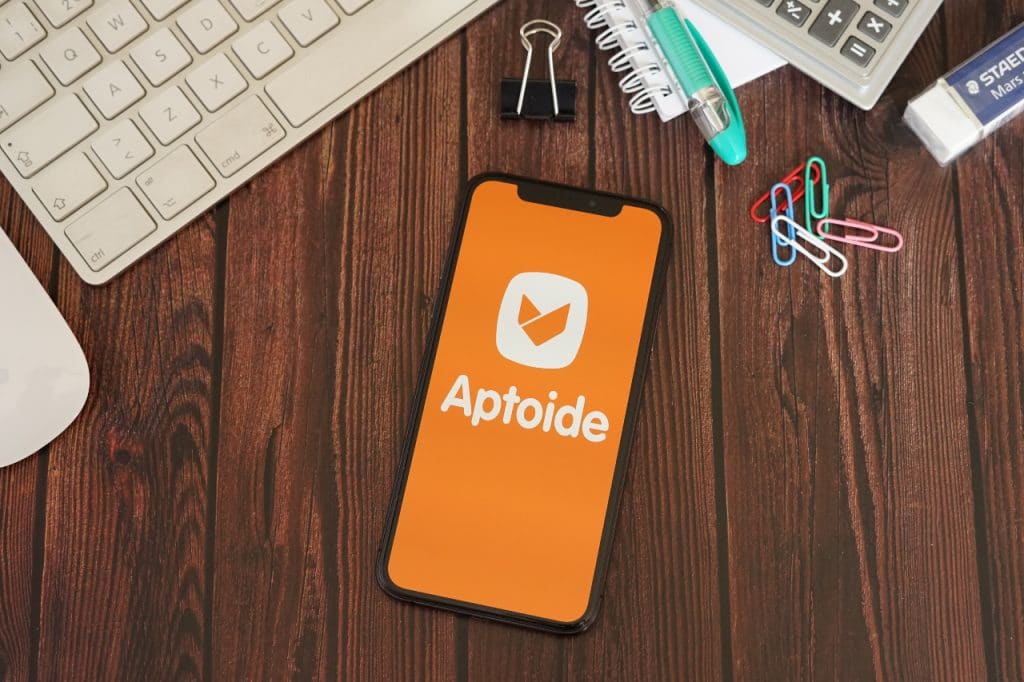 tela de celular com loja de aplicativo aptoide