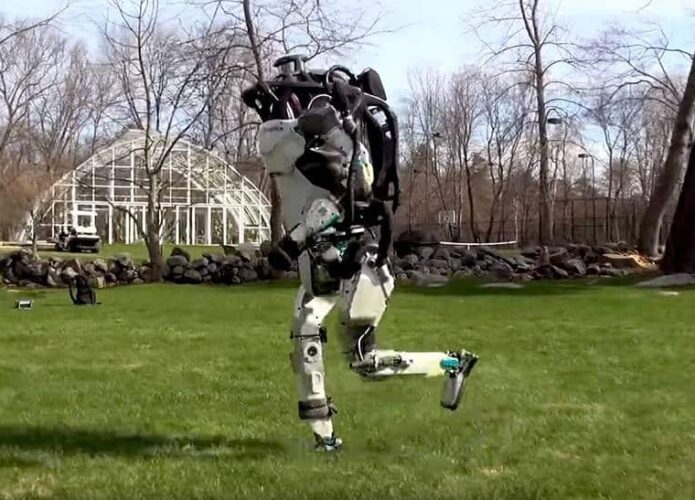 Robô Atlas criado pela Boston Dynamics surpreende novamente