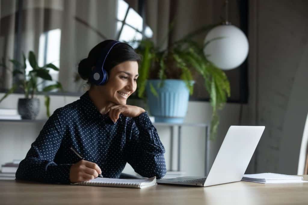 Jovem estuda em frente de computador