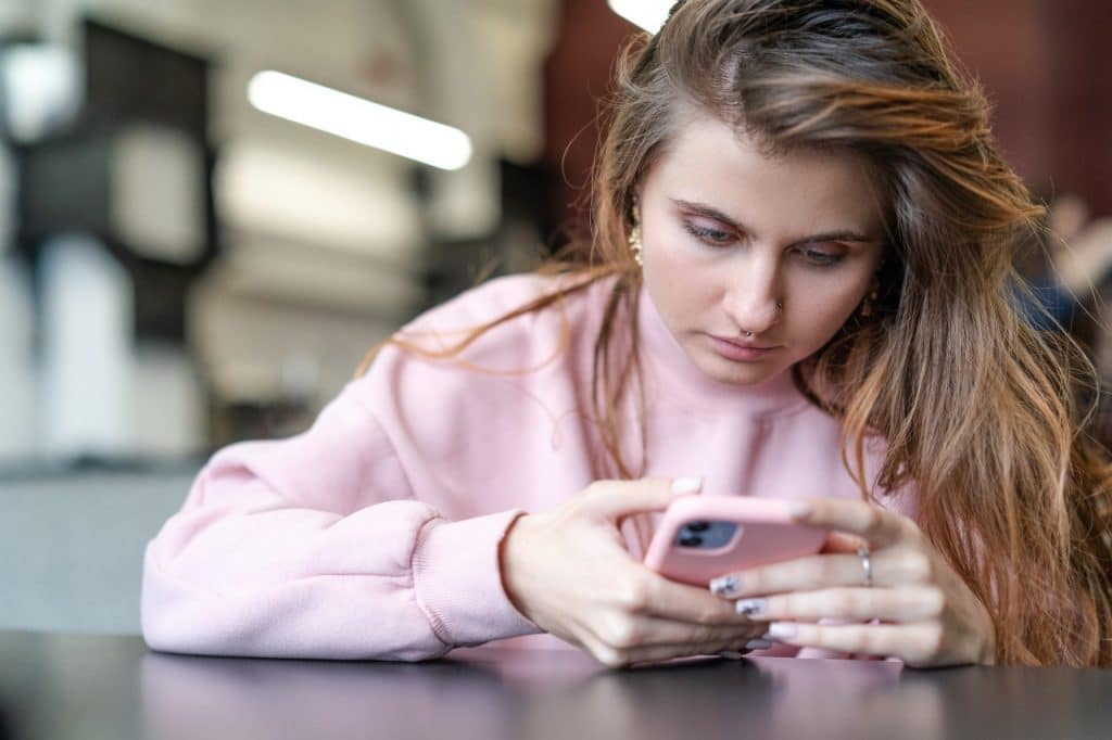 Falha no WhatsApp expõe 3,5 bilhões de números e dados de perfil O WhatsApp teve 3,5 bilhões de números expostos após pesquisadores explorarem uma falha simples no recurso de descoberta de contatos. Vazamento massivo no WhatsApp mostrou dados sensíveis de bilhões de contas, segundo estudo austríaco.