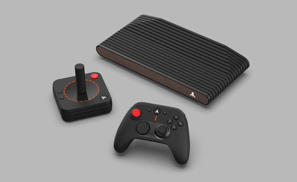 Console Atari VCS ao lado de seu joystick retrô e do controle moderno