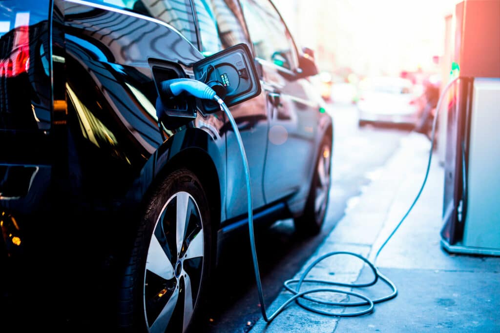 Carro elétrico sendo abastecido