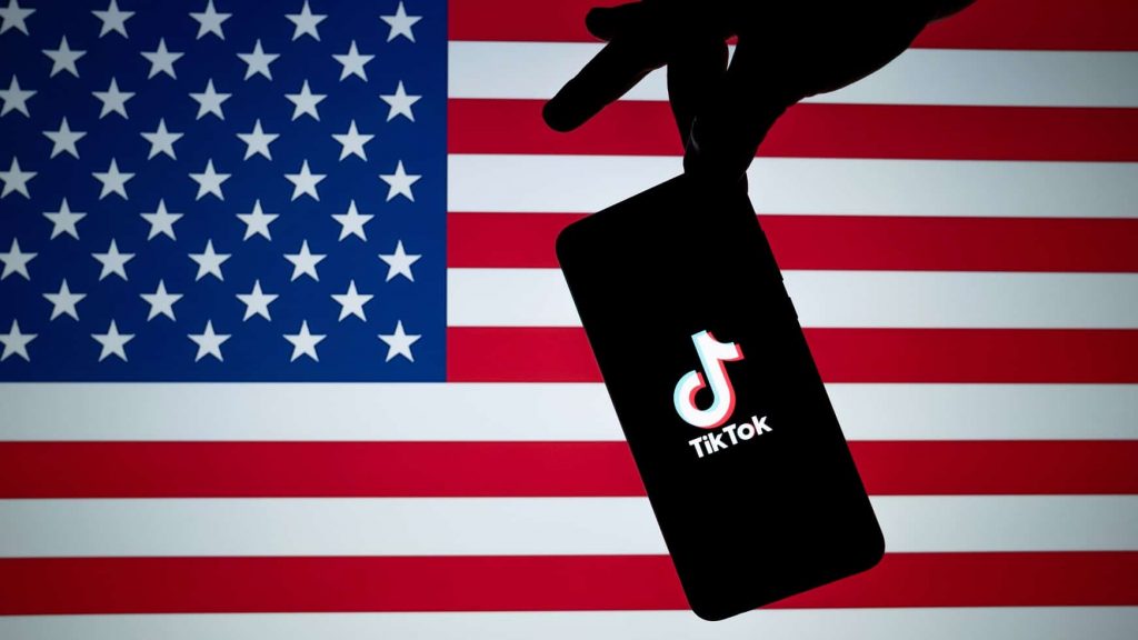 Dona do TikTok é investigada por violações de conteúdo na China A Administração do Ciberespaço da China (CAC) acusou a ByteDance, dona do TikTok, de “perturbar a ordem do ecossistema online” do país. A entidade afirmou que a plataforma violou as regras em vigor no território chinês. Dona do TikTok é investigada por violações de conteúdo na China