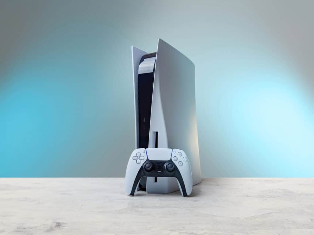 Imagem mostrando o PlayStation 5 em uma mesa. Console está em falta nas lojas de todo o mundo
