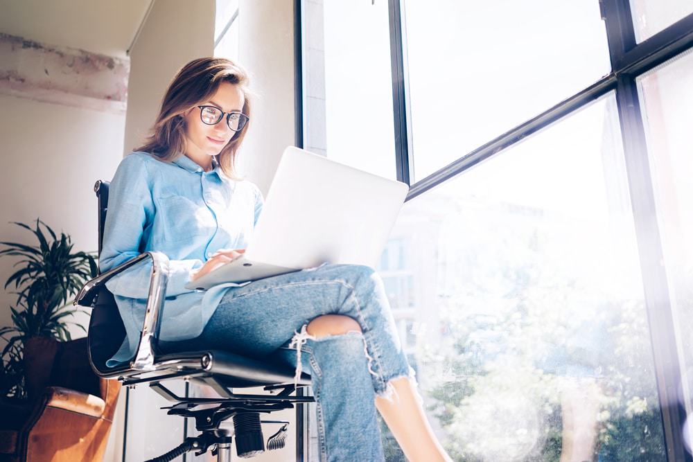 Estudante Pesquisando Processo de Trabalho