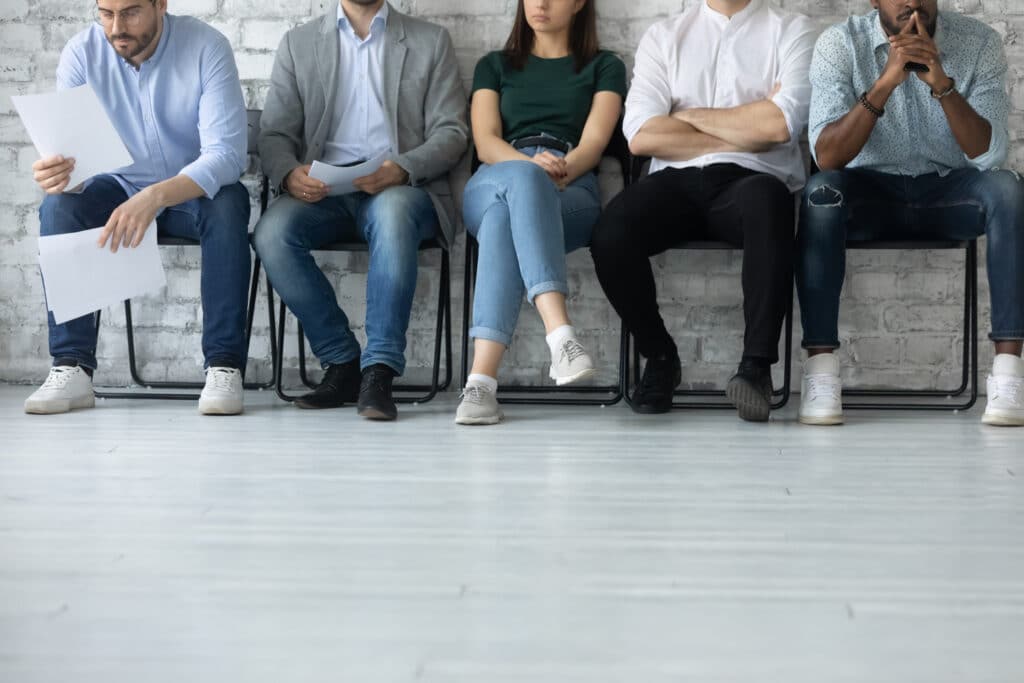 Pessoas esperam sentadas por entrevista de emprego