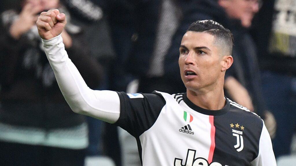 O futebolista Cristiano Ronaldo, atacante da Juventus, com a mão erguida em sinal de vitória. Time será protagonista da série "All Or Nothing" da Amazon