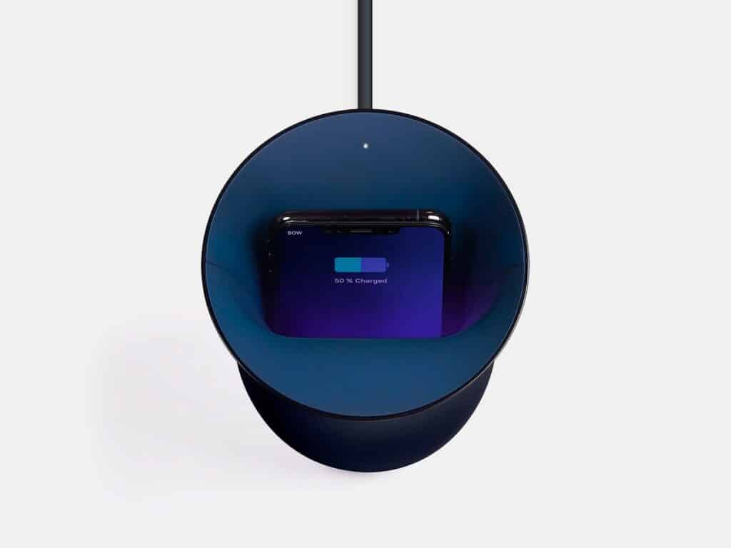Lexon Oblio combina design com habilidades de carregamento e sterilização de celulares