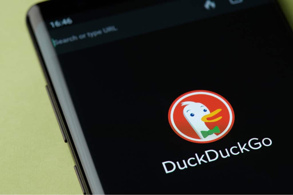 Logo do aplicativo DuckDuckGo exibido em uma tela de smartphone