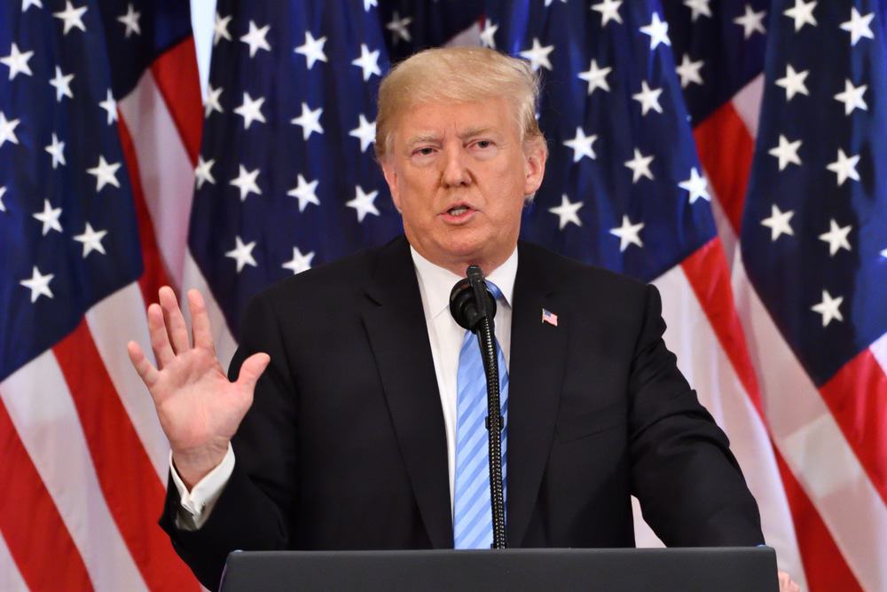 Trump assina ordem que proíbe transações com oito apps chineses
