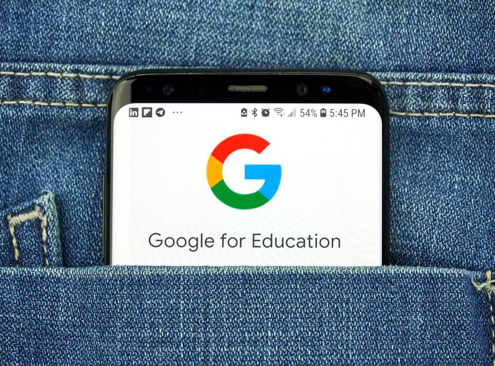 um celular com o google for education, parceira da empreitada especializa+ com a samsung