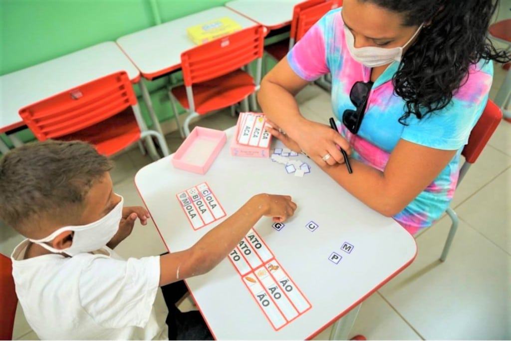Criança em sala de aula 
