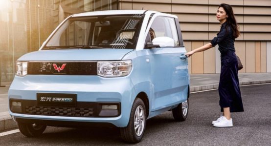 Mulher chinesa ao lado do seu Wuling Hongguang MINI