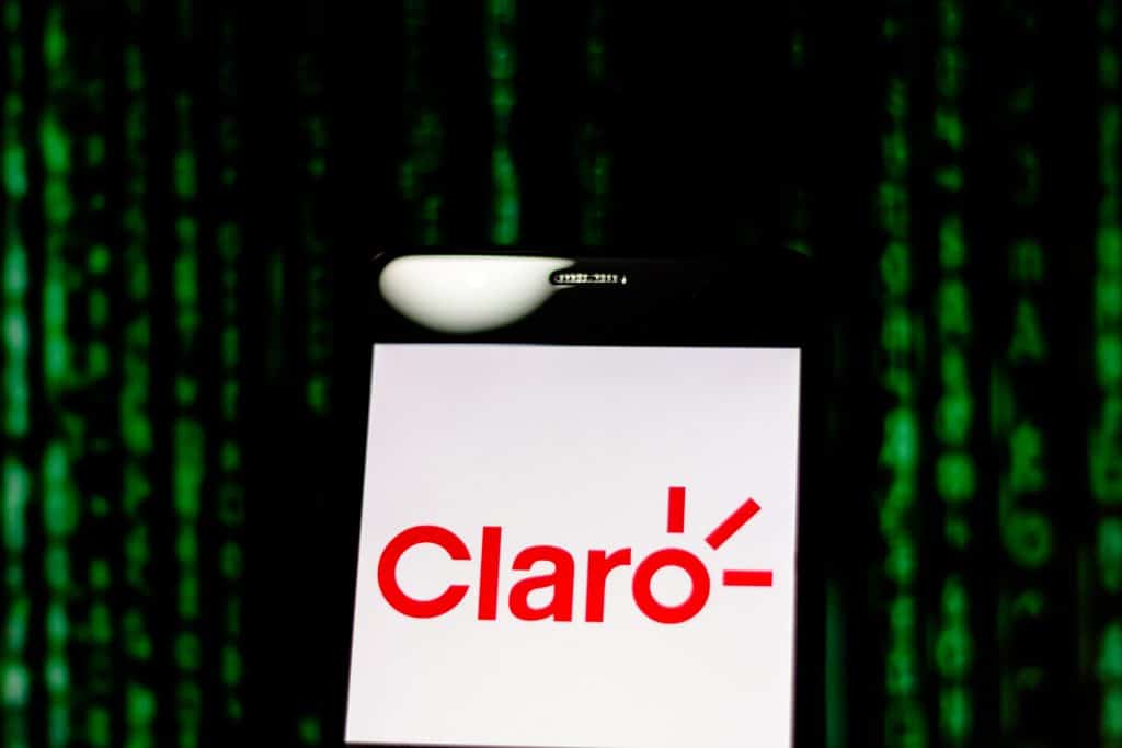 Logotipo da Claro na tela de um smartphone. A operadora foi uma que teve dados de clientes expostos no vazamento.