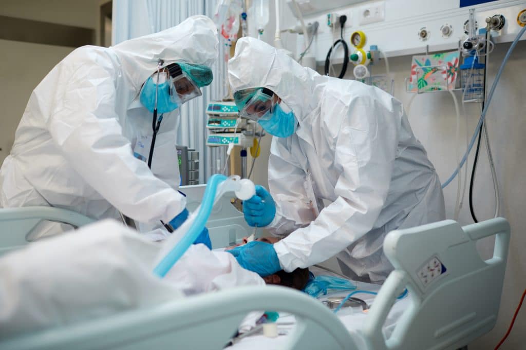 Paciente diagnosticado com Covid-19 sendo intubado
