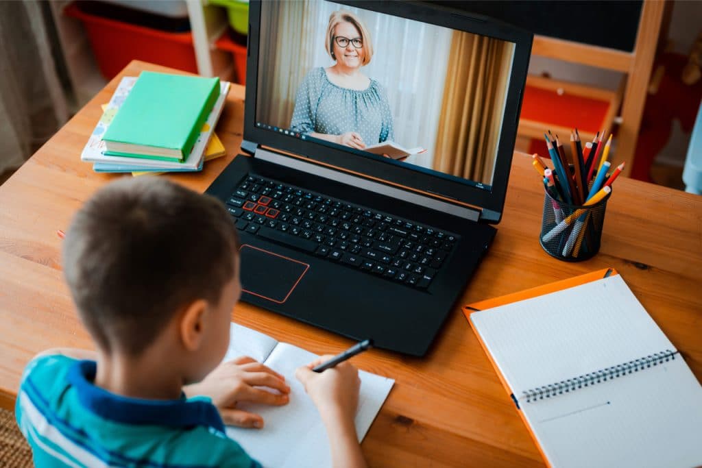 O retorno às aulas nos EUA é condicionado à decisão dos estados: enquanto boa parte ainda segue o modelo à distância, alguns já permitem a realização de aulas presenciais. Imagem: Juliya Shangarey/Shutterstock
