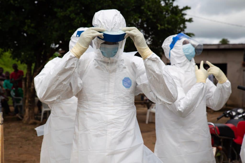 Equipe médica tratando infectados pelo Ebola