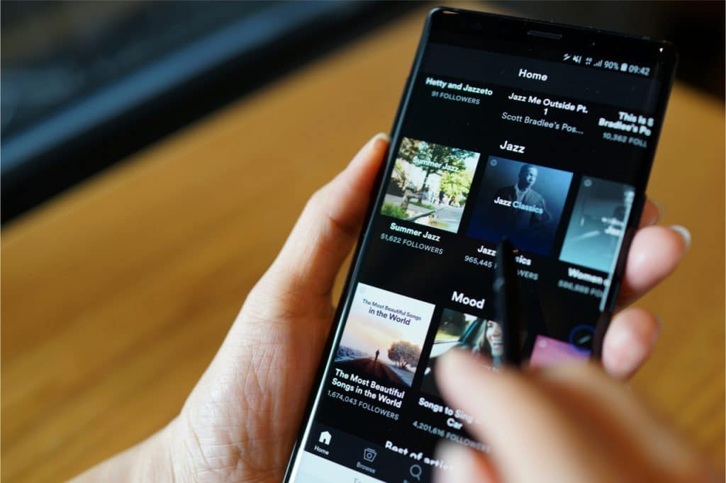 Imagem mostra um usuário selecionando músicas no Spotify pelo celular. Empresa anunciou formato "Spotify HiFi", com qualidade de música superior, para o final de 2021