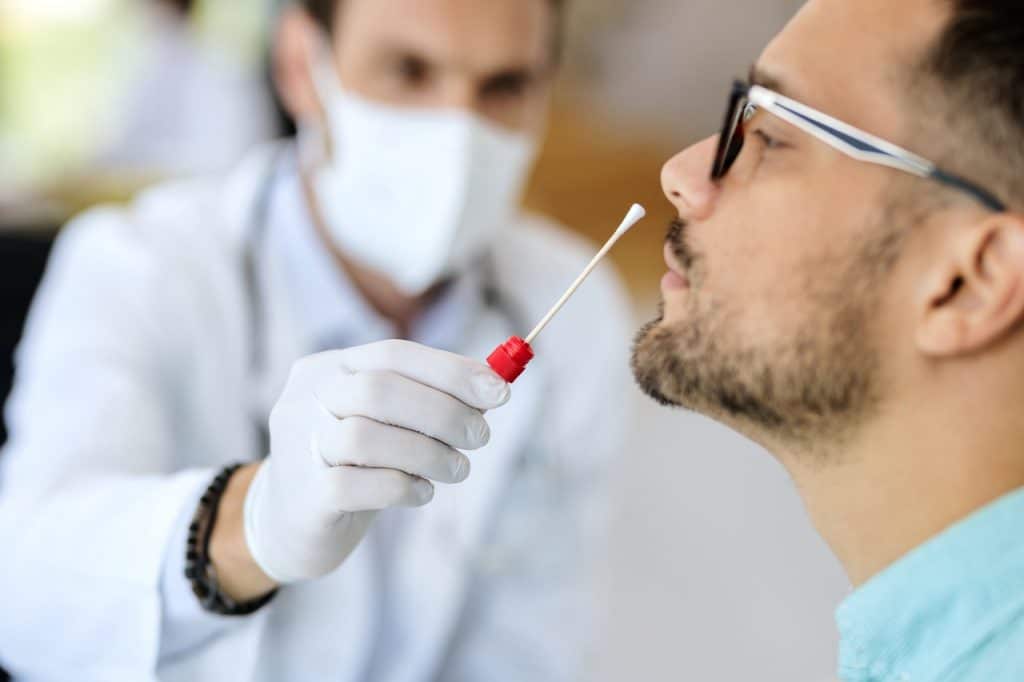 Teste PCR contra Covid-19 sendo aplicado em indivíduo