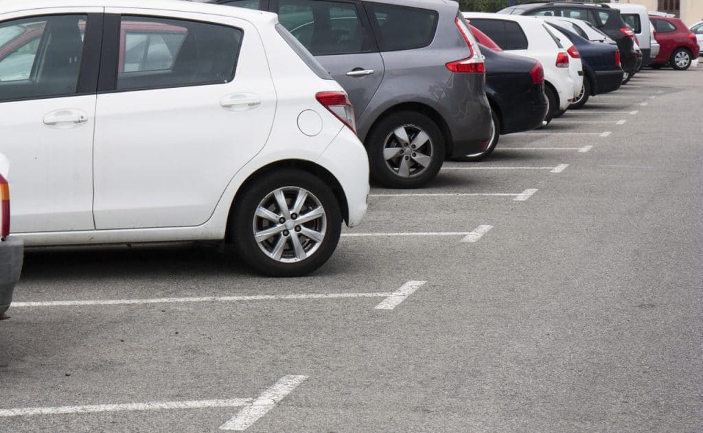 Carros no estacionamento