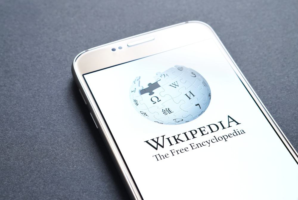 Telefone celular com a imagem da Wikipedia