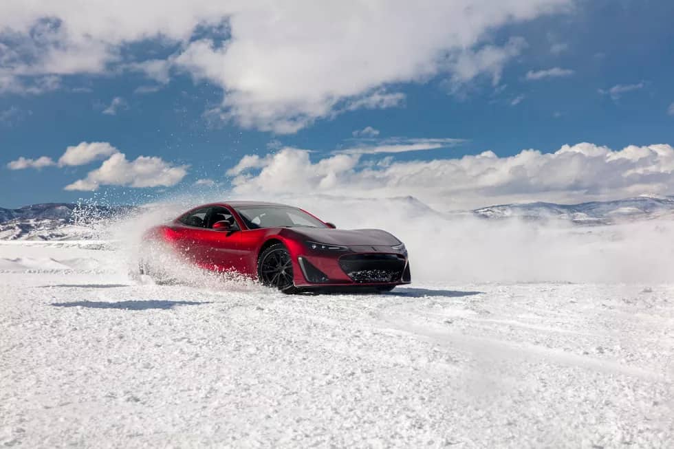 Supercarro elétrico da Drako Motors impressiona ao fazer drifting em lago congelado. Imagem: Drako Motors/Reprodução