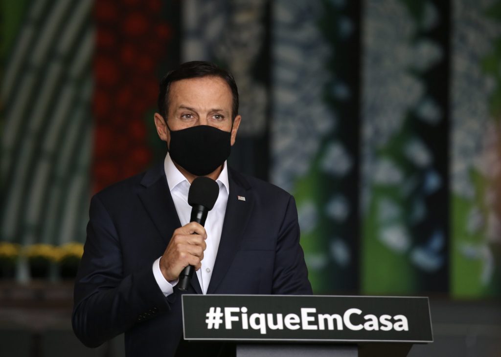 João Doria em coletiva anunciando novas medidas de combate contra a Covid-19