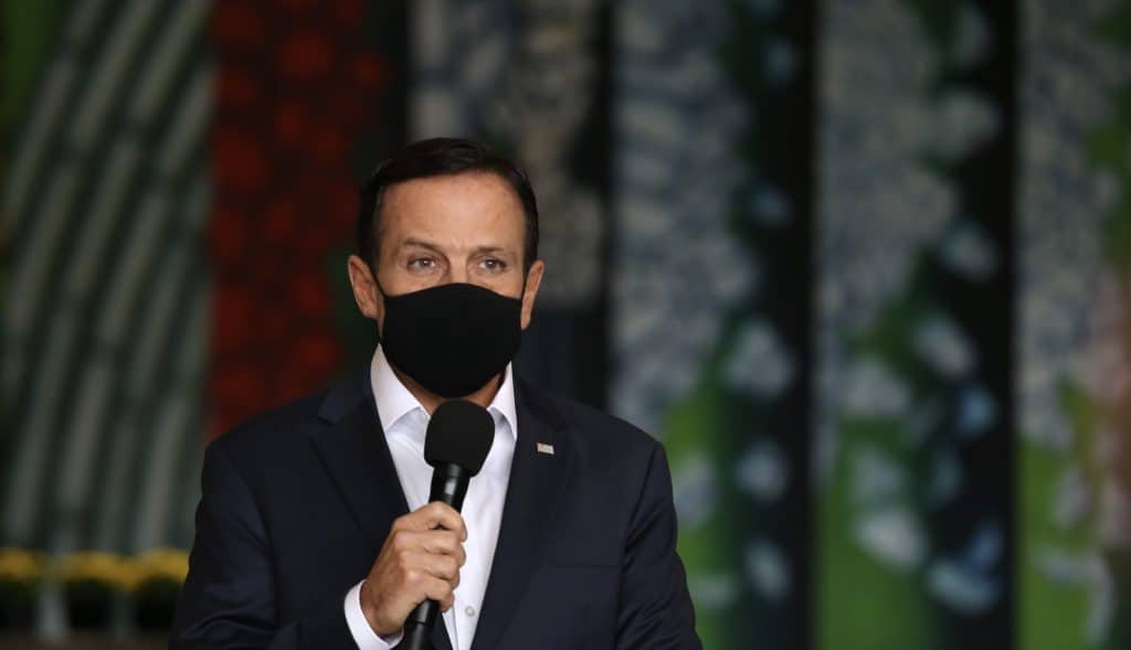 João Doria em coletiva anunciando novas medidas de combate contra a Covid-19