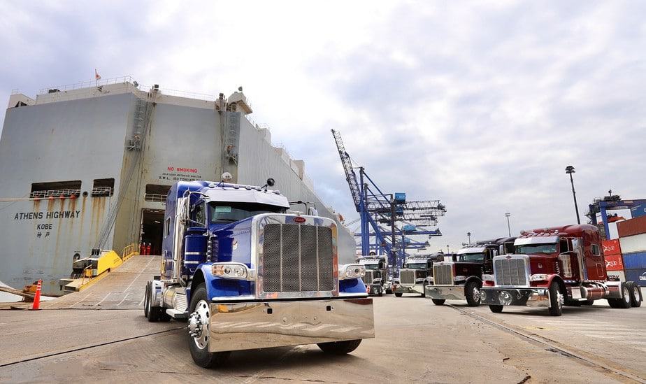 Caminhões da franquia 'Transformers', de quase R$ 1,5 milhão, chegam ao Brasil. Imagem: Portos do Paraná/Divulgação