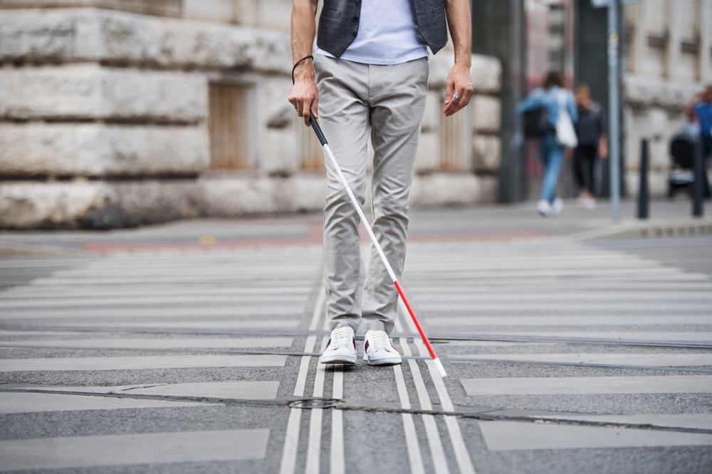 Deficiente visual andando na rua