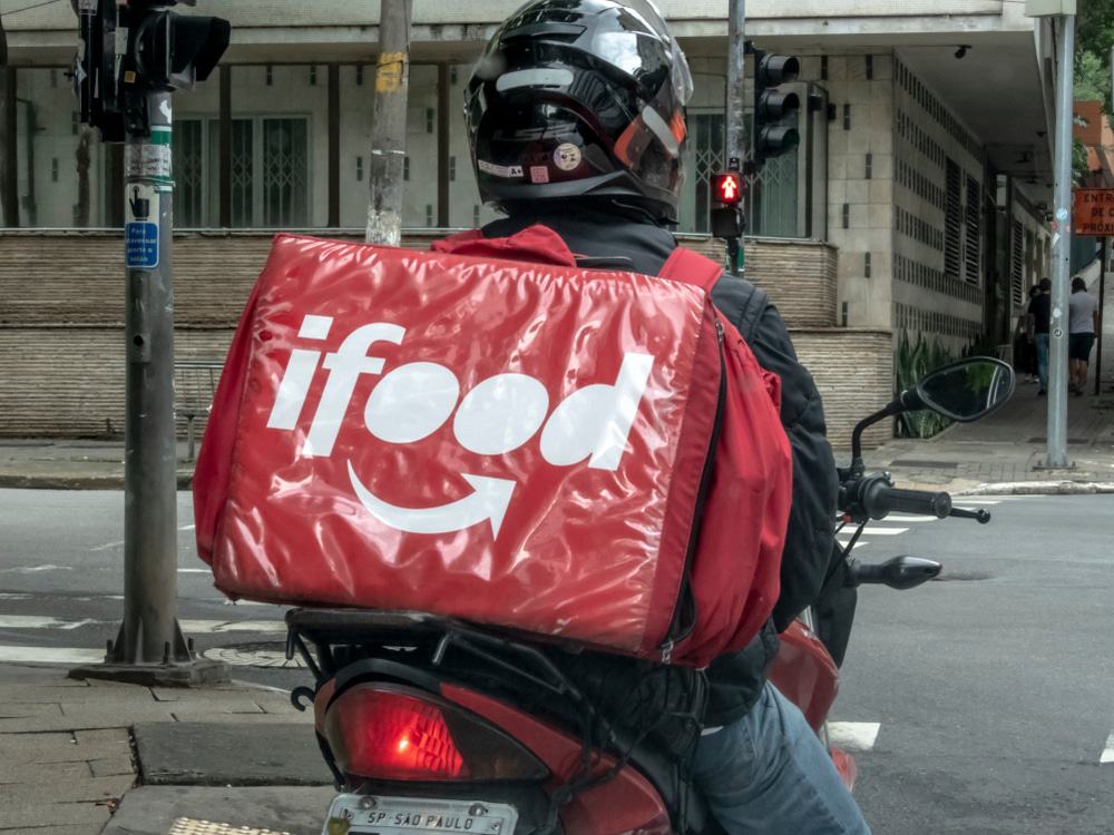 Entregador do iFood parado