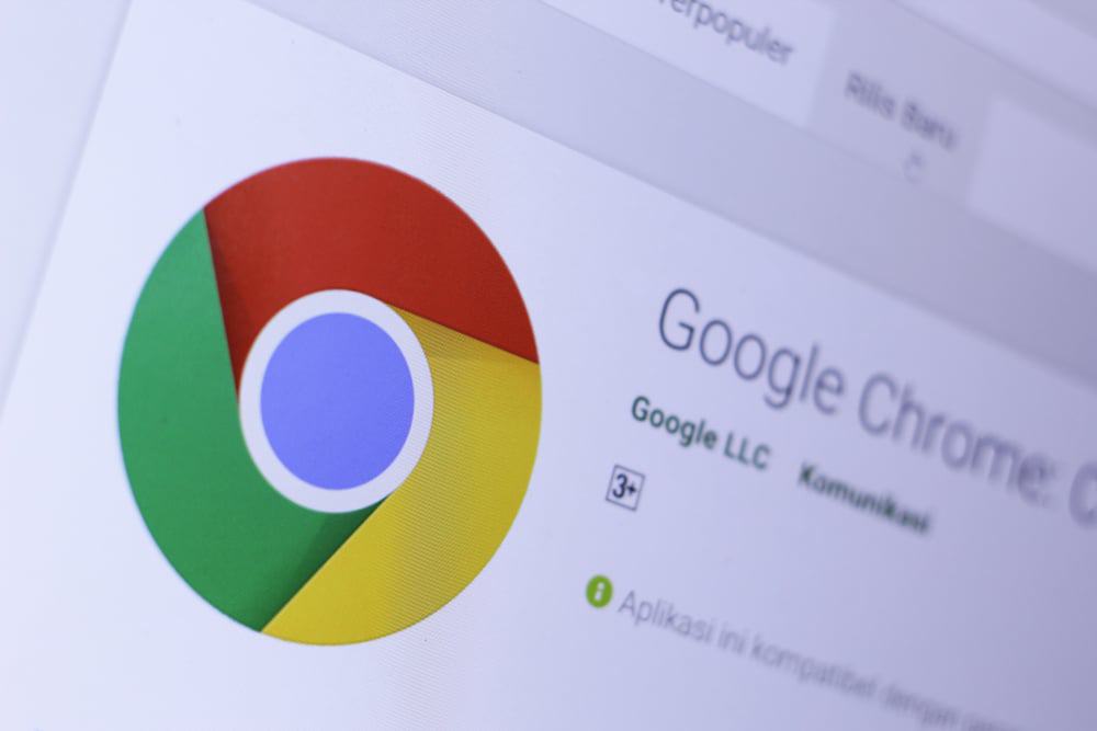 Imagem mostra a logomarca do navegador Google Chrome em um computador: nova versão do aplicativo ganhou melhorias de JavaScript, trazendo maior velocidade de navegação