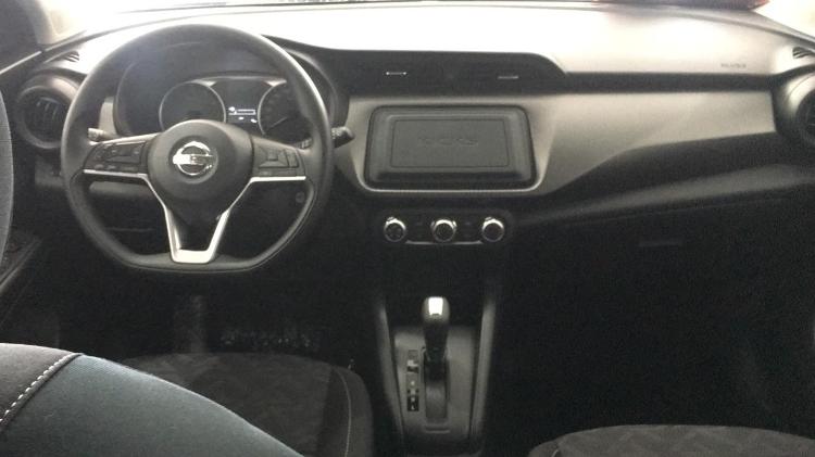 Interior do Nissan Kicks PCD conta com bancos de tecido escuro, volante multifuncional e preparação para som. Imagem: Reprodução