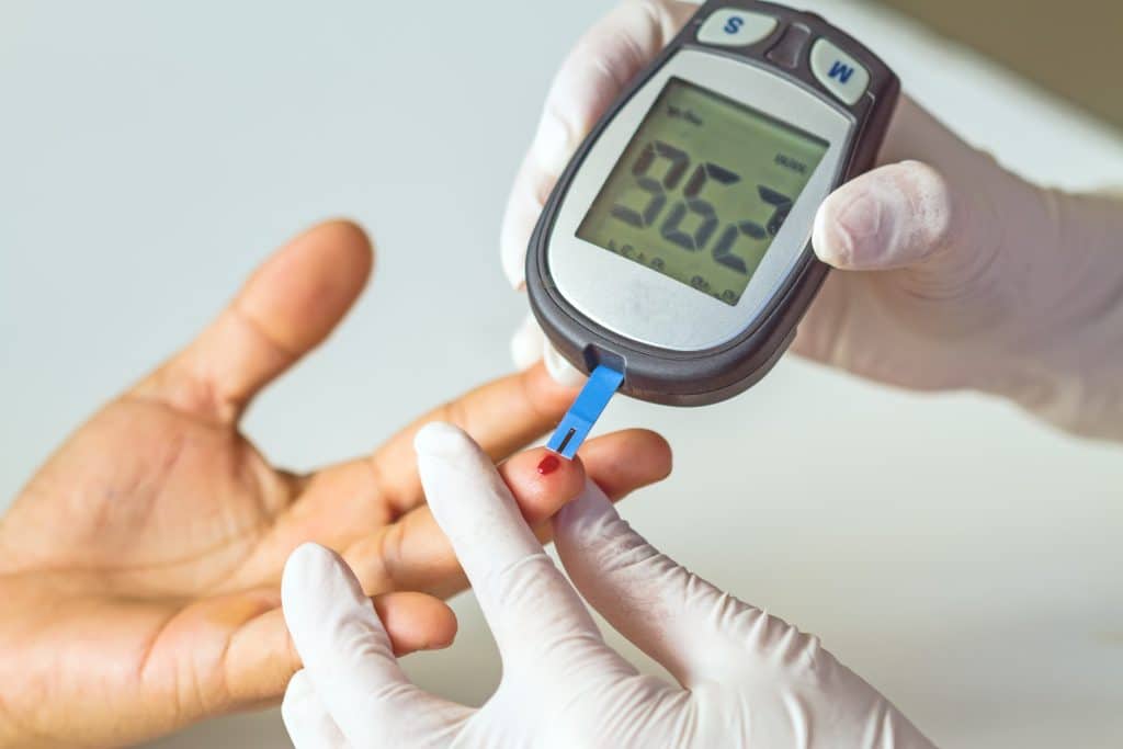 Controle do açúcar no sangue é essencial em pacientes com Covid-19