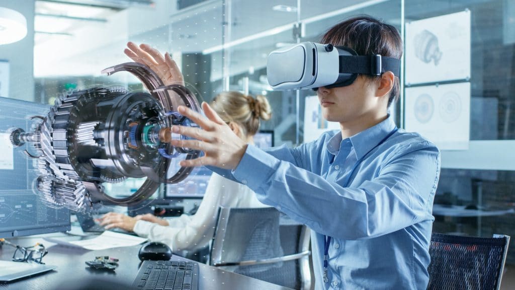 Homem trabaha em modelo tridimensional usando realidade aumentada.