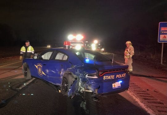 Viatura azul da polícia de Michigan após a batida com um Tesla, em uma rodovia no estado.