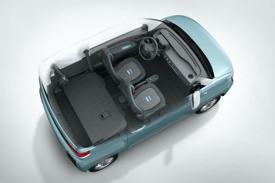 O Mini EV pode levar até quatro pessoas e o banco traseiro desce, aumentando a mala.