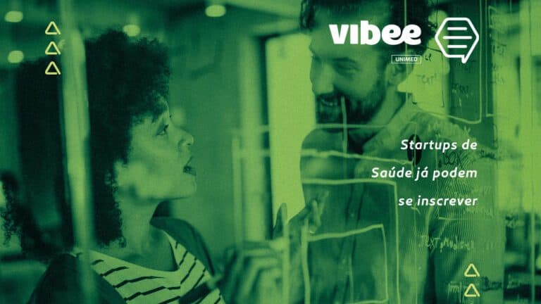 Imagem mostra duas pessoas, um homem e uma mulher, conversando e servem de pano de fundo para o texto que anuncia as inscrições para o programa de aceleração de startups de saúde da Vibee, huv de inovação da Unimed