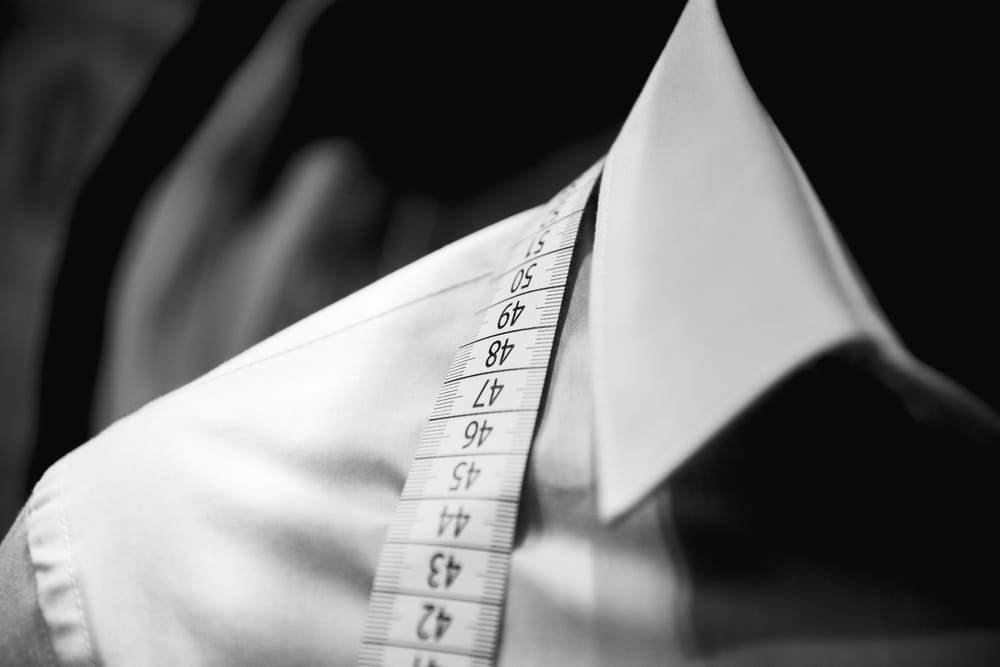 Camisa em um manequim, envolta de uma fita métrica para medir roupas