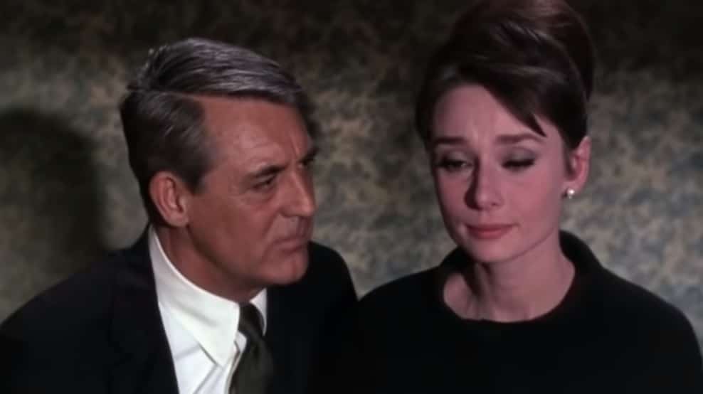 Frame de filme Charade com Audrey Hepburn e Cary Grant