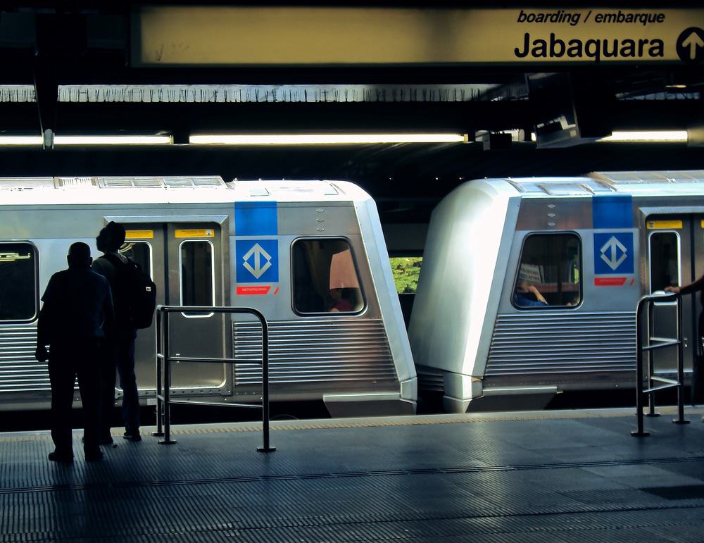 Metrô de SP aumenta assentos preferenciais por conscientização; entenda O Metrô de São Paulo iniciou uma ação especial para reforçar a importância da empatia no transporte público. Em celebração ao Dia Mundial da Gentileza, comemorado em 13 de novembro, a companhia transformou todos os lugares de três composições das linhas 1-Azul, 2-Verde e 3-Vermelha em assentos preferenciais. Metrô de São Paulo