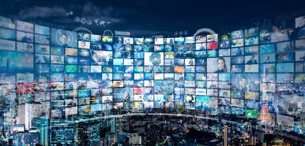 Imagem mostra uma tela gigante composta por mini thumbnails, cada uma representando uma série diferente que compõe o catálogo da Netflix