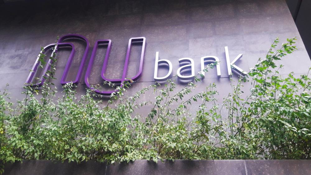 Fachada do prédio do banco digital Nubank, com o logo da marca