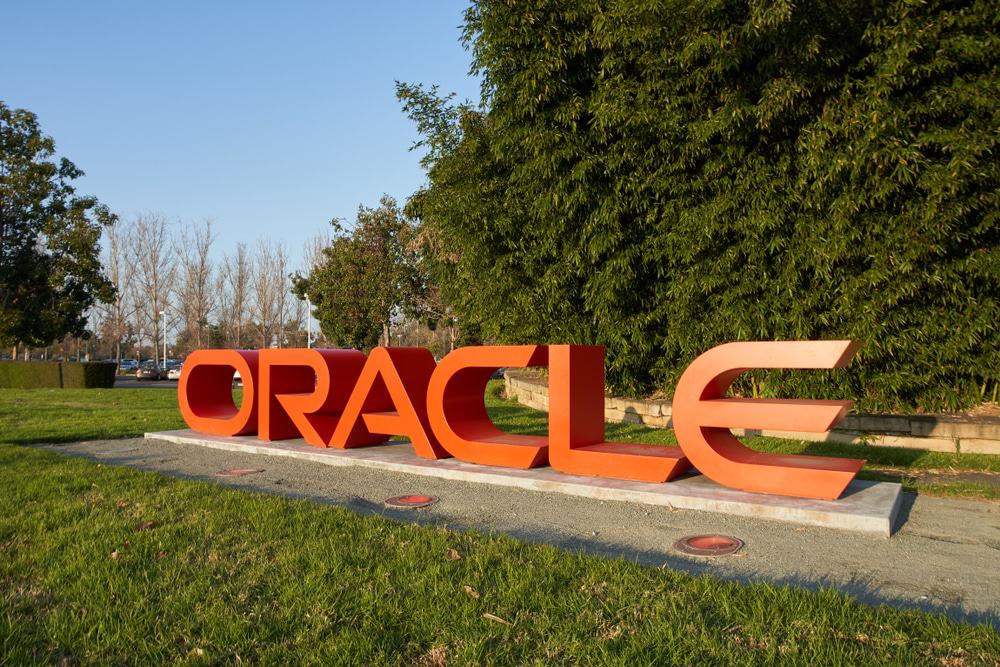 Logo da Oracle feito em letreiro caixa, sob um framado