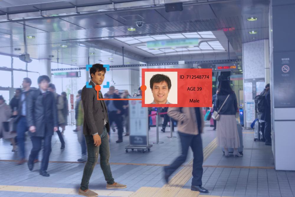 Imagem mostra homem em meio à multidão sendo identificado por uma tecnologia de reconhecimento facial