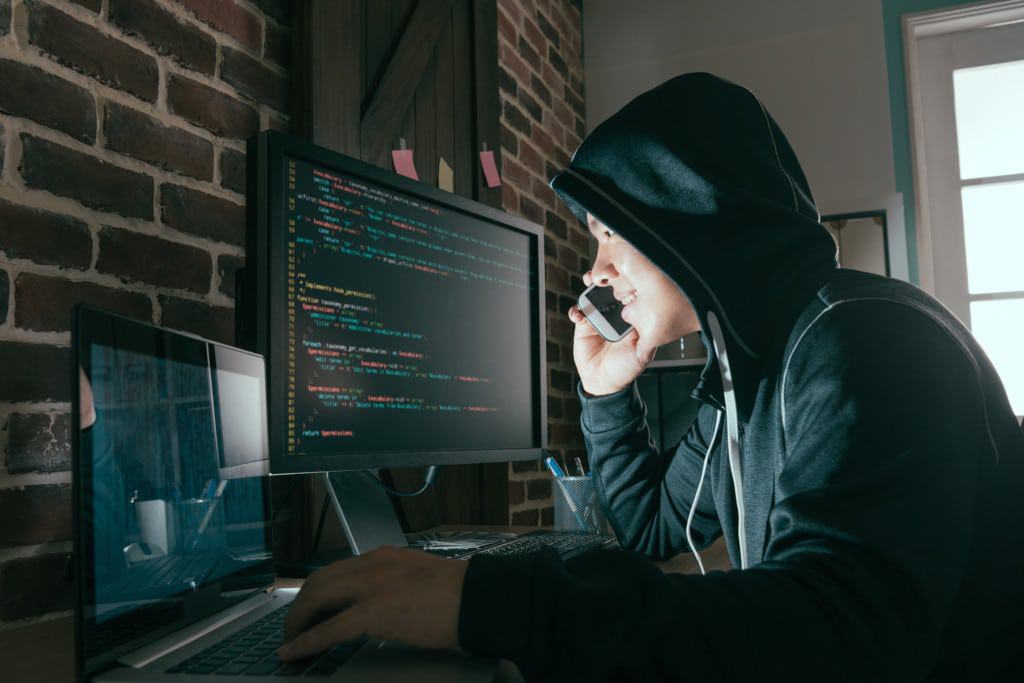 Hacker ao telefone com uma vítima