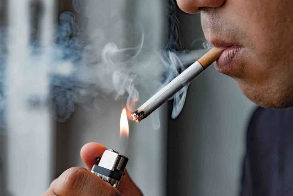Pessoa acendendo um cigarro