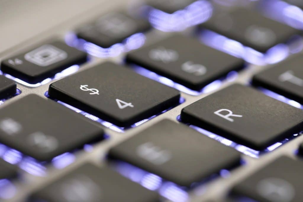 Imagem focada nos caracteres especiais de um teclado