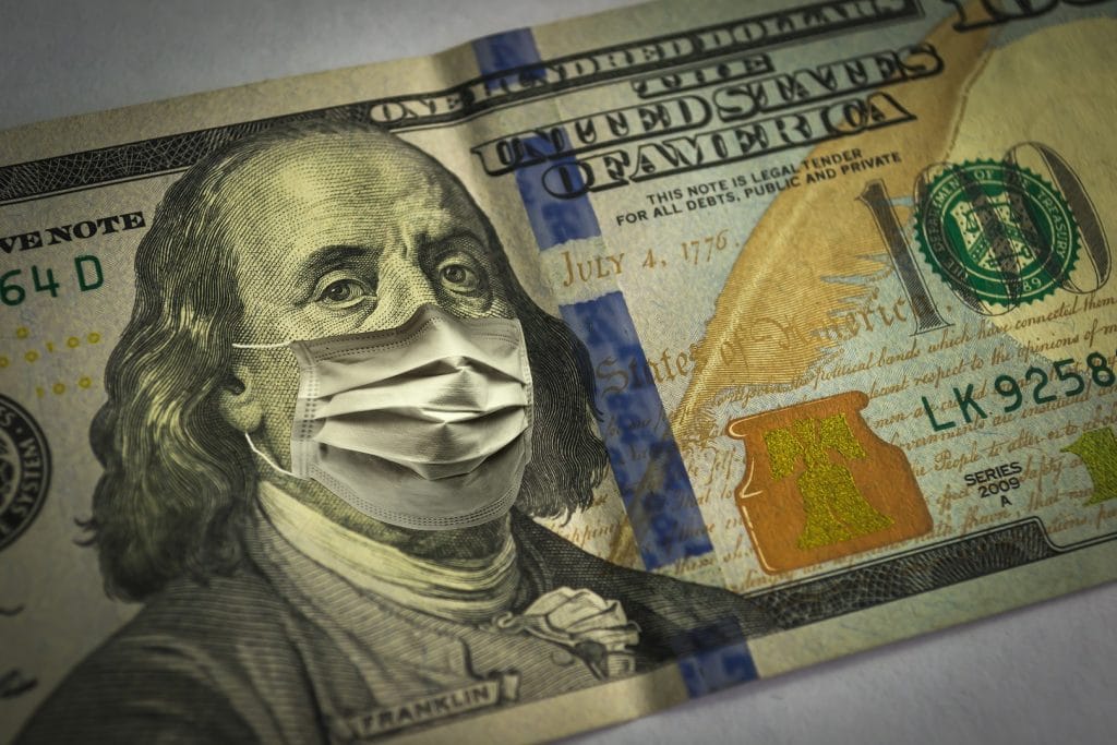 Nota de 100 dólares. Máscara médica. Crise econômica do Coronavírus.