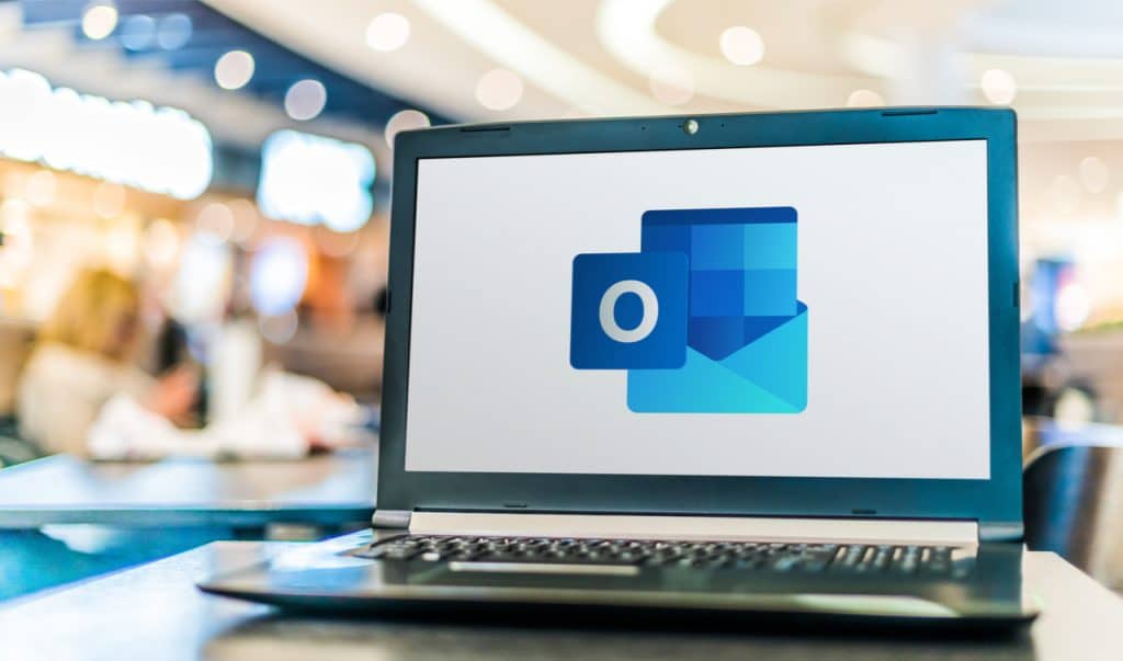 Imagem mostra a logomarca do Microsoft Outlook exibida na tela de um computador